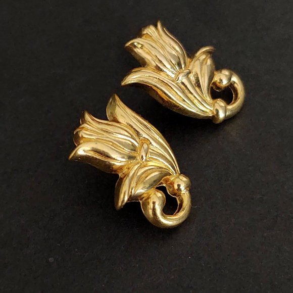 Gold tone flower earrings-post backs - Picture 5 of 8